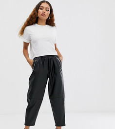 Суженные книзу брюки из искусственной кожи ASOS DESIGN Petite-Черный