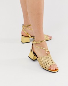 Золотистые босоножки на каблуке с плетеной отделкой и кольцом River Island-Золотой