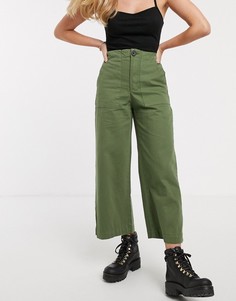 Зеленые брюки в стиле милитари с накладными карманами Bershka-Зеленый