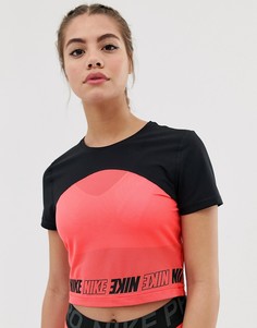 Черно-розовая укороченная футболка с сетчатой вставкой Nike Training-Мульти