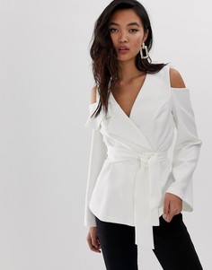 Белый блейзер с вырезами на плечах и поясом River Island-Кремовый