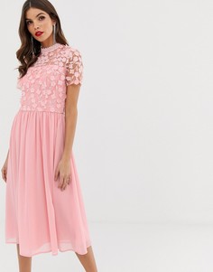 Короткое приталенное платье 2 в 1 с 3D аппликацией Chi Chi London-Розовый
