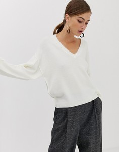 Пушистый джемпер с V-образным вырезом ASOS DESIGN-Кремовый
