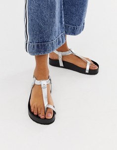 Кожаные сандалии в минималистском стиле с петлей для большого пальца ASOS DESIGN Filmore premium-Серебряный