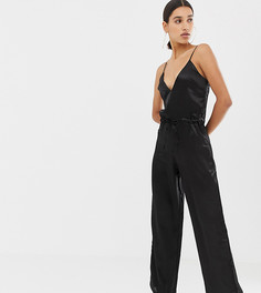 Черный атласный комбинезон Missguided
