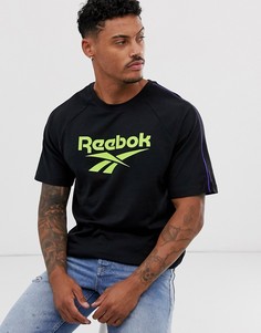 Черная классическая футболка с принтом Reebok-Черный