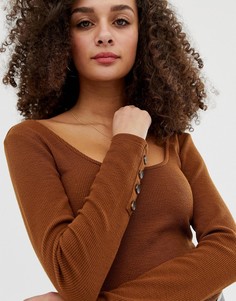 Укороченный лонгслив с овальным вырезом и пуговицами ASOS DESIGN-Коричневый