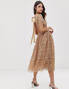 Кружевное платье миди с ленточной завязкой и открытой спиной ASOS DESIGN-Бежевый