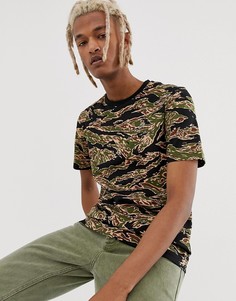 Зеленая футболка с камуфляжным принтом Lacoste L!VE camo-Зеленый