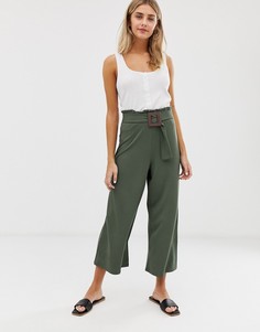 Укороченные брюки с широкими штанинами и фактурной пряжкой ASOS DESIGN-Зеленый