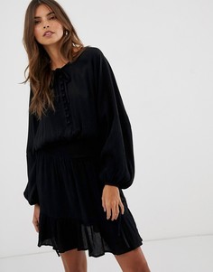 Платье мини из жатой ткани с эластичным поясом ASOS DESIGN-Черный
