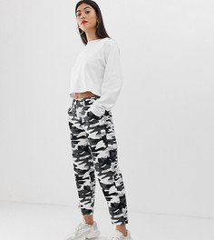 Брюки с монохромным камуфляжным принтом в стиле милитари ASOS DESIGN Petite-Мульти