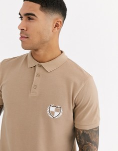 Бежевое поло с принтом эмблемы на груди ASOS DESIGN-Бежевый