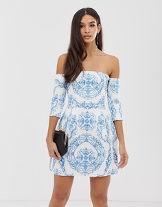 Платье мини с открытыми плечами и принтом цепочек ASOS DESIGN-Мульти