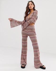 Комбинируемые розовые расклешенные брюки с узором в стиле шеврон Missguided-Мульти