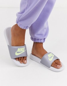 Серебристые шлепанцы Nike Benassi-Белый