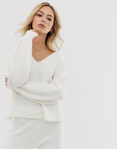 Джемпер с V-образным вырезом и объемными рукавами ASOS DESIGN-Кремовый