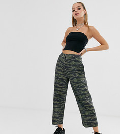 Брюки прямого кроя с необработанными краями и камуфляжным принтом ASOS DESIGN Petite-Мульти