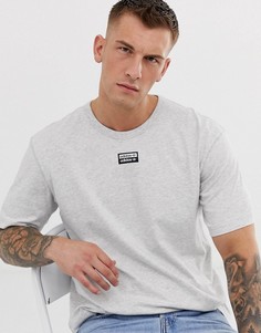 Серая футболка с логотипом в центре adidas Originals - RYV-Серый