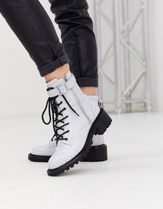 Серые ботинки с эффектом крокодиловой кожи и шнуровкой ASOS DESIGN Anya-Серый