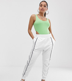 Джоггеры с отделкой лентой со светоотражающим эффектом ASOS DESIGN Petite-Белый