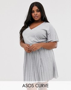 Платье мини с V-образным вырезом, плиссированной юбкой и поясом ASOS DESIGN Curve-Серый
