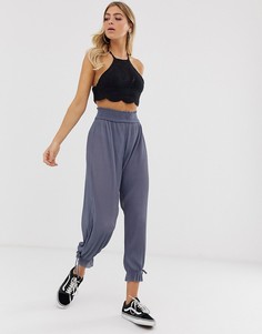 Брюки с плиссировкой и манжетами ASOS DESIGN-Зеленый