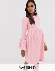 Розовое приталенное платье с расклешенными рукавами Queen Bee-Розовый