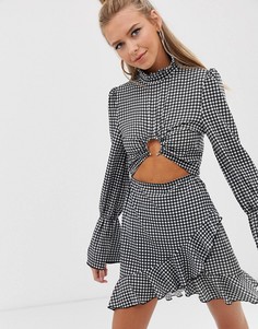 Чайное платье в клеточку с высоким воротом, вырезами и кольцами New Girl Order-Черный