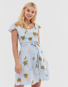 Короткое приталенное платье с завязкой и цветочным принтом QED London-Синий