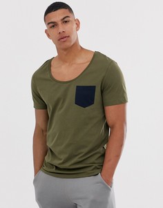 Зеленая футболка с глубоким овальным вырезом и контрастным карманом ASOS DESIGN-Зеленый
