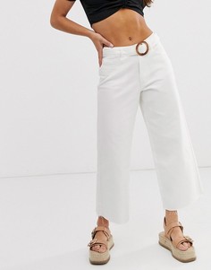 Белые джинсы с широкими штанинами, поясом и черепаховой пряжкой Missguided-Белый