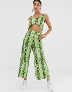 Комбинезон с завязками на плечах, змеиным принтом и вырезом ASOS DESIGN-Мульти