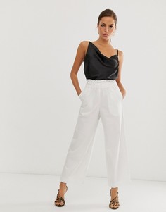 Легкие кремовые джинсы с широкими штанинами и сборкой на поясе ASOS DESIGN-Белый