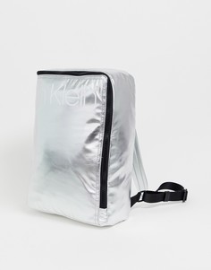 Серебристый рюкзак с эффектом металлик и логотипом Calvin Klein Trail-Серебряный