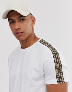 Белая футболка с геометрическим принтом на ленте ASOS DESIGN-Белый