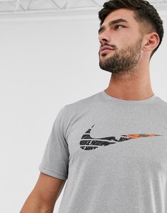 Серая футболка с логотипом-галочкой Nike Training-Серый