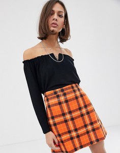 Черный трикотажный топ с открытыми плечами Bershka