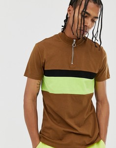Бежевая футболка с высоким воротом на молнии и контрастной неоновой вставкой ASOS DESIGN-Бежевый