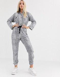 Трикотажный комбинезон со змеиным принтом и контрастной строчкой ASOS DESIGN-Мульти