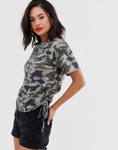 Укороченная футболка с камуфляжным принтом и сборками сбоку ASOS DESIGN-Мульти