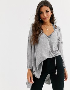 Топ с отделкой кисточками Free People-Серый