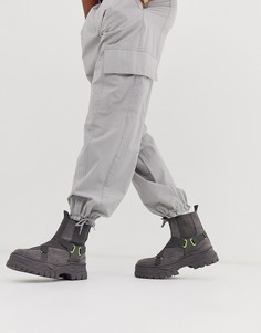 Серые ботинки челси из искусственной замши на массивной подошве с неоновой отделкой ASOS DESIGN-Серый
