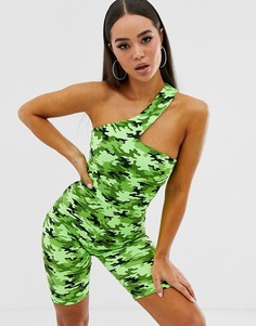Зеленый облегающий короткий комбинезон на одно плечо с камуфляжным принтом ASOS DESIGN-Мульти