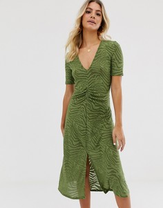 Платье миди с зебровым рисунком и сборками на талии ASOS DESIGN-Зеленый