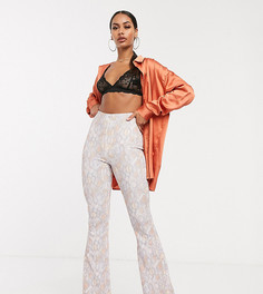 Эксклюзивные расклешенные брюки со змеиным принтом Missguided-Розовый