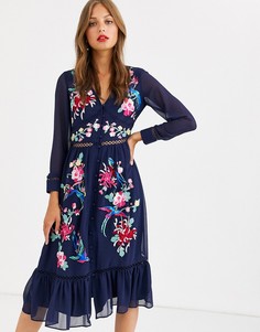 Приталенное платье миди с вышивкой, кружевом и оборкой ASOS DESIGN-Темно-синий
