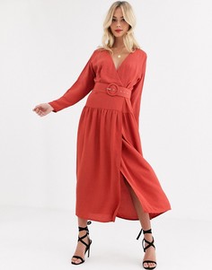 Платье макси с запахом и поясом с пряжкой ASOS DESIGN-Коричневый