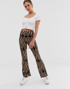 Светло-бежевые расклешенные брюки с тигровым принтом ASOS DESIGN-Мульти