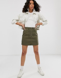 Джинсовая мини-юбка цвета хаки с молнией спереди и большими карманами Weekday-Зеленый